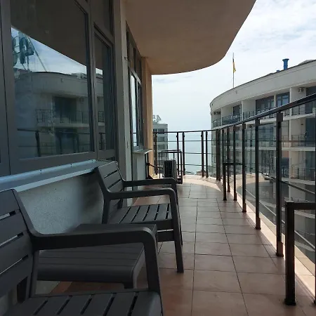 у моря с терассой в аркадии Apartment