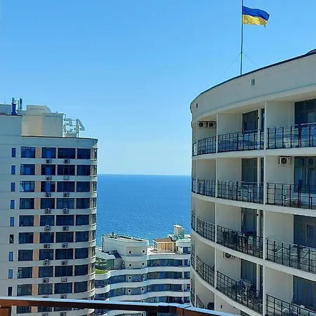 у моря с терассой в аркадии Apartment
